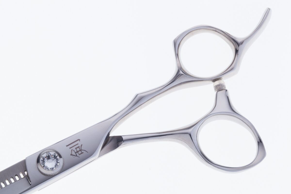 Effilierschere Mitzaki-dynasti "DIAMOND" in 6.0 ZOLL -Scherenklingen aus  PREMIUMSTAHL - 35 verzahnte Prismen auf den Kammseiten - Etui und Zubehör